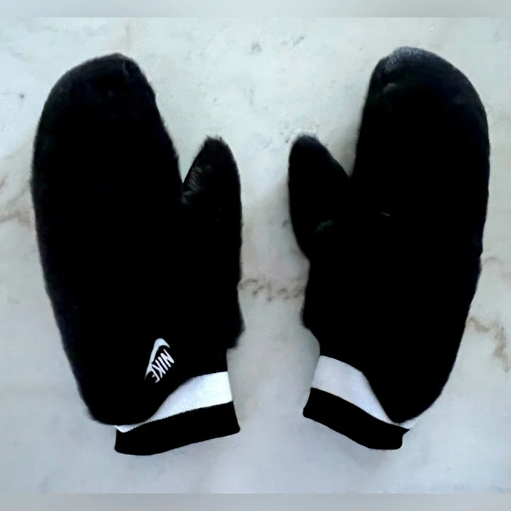 NIKE Sportswear  Warm Faux Fur Mittens Women’s XS/S Black Soft Comfy NWOT